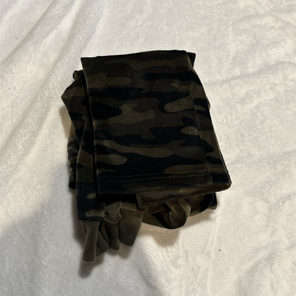 Kid 2-Piece Camo Fuzzy Velboa Pajamas - Picture 2 of 3